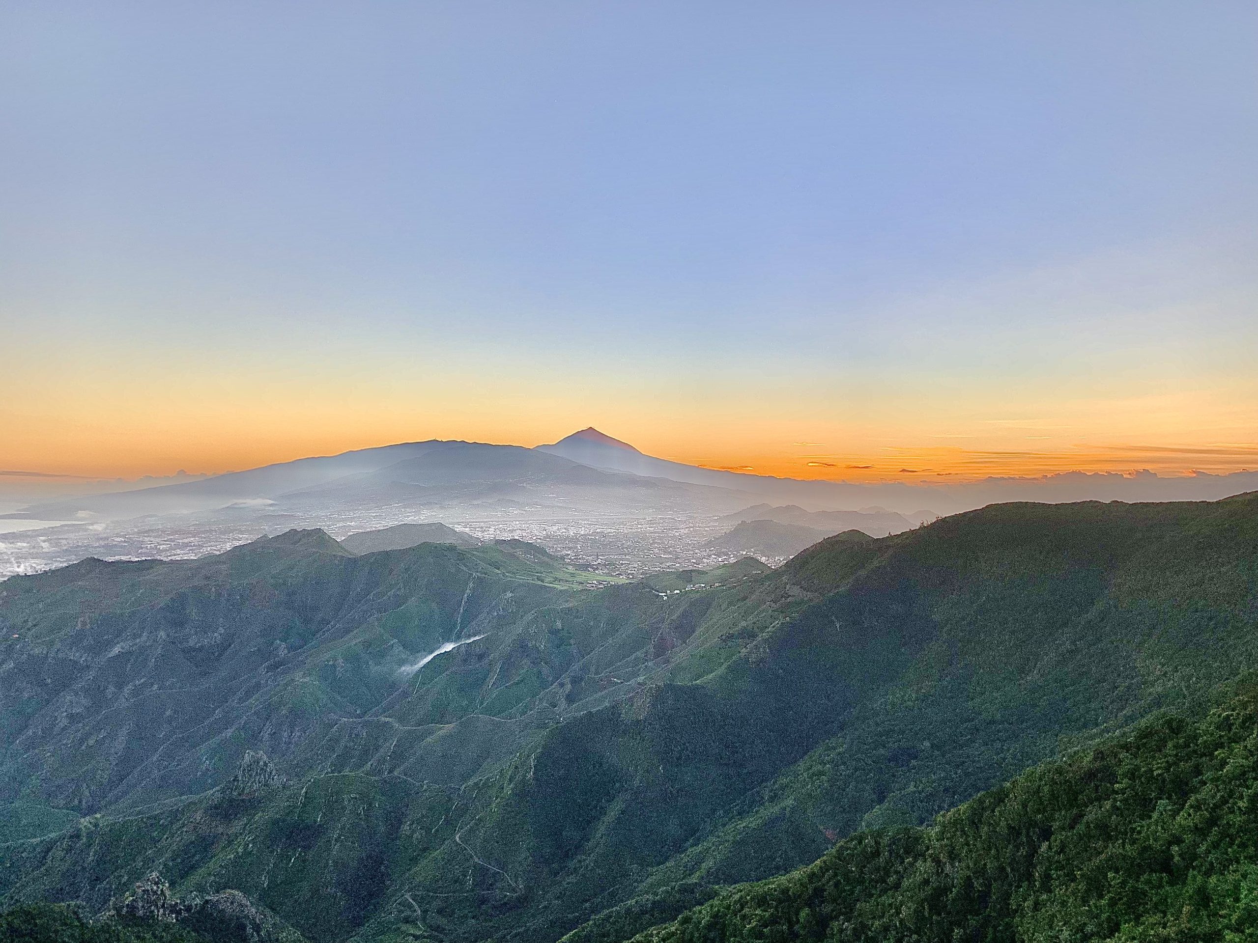 El Teide, el gran volcán del Atlántico. Gregorios Trekking. Atardecer y el Teide desde Anaga, Gregorios trekking